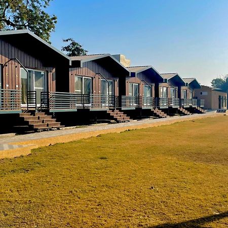 Vrindavan Greens Resort Удайпур Екстериор снимка